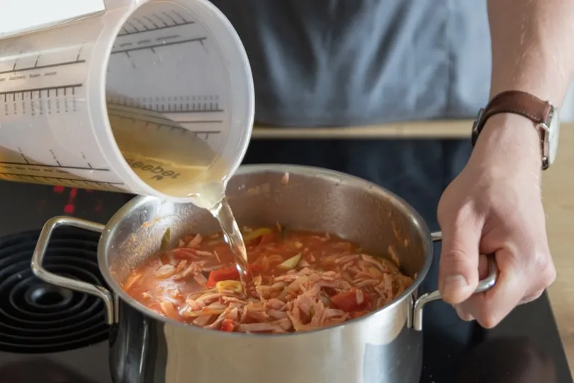 Gemüsebrühe für die Soljanka angießen