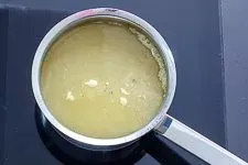 Gemüsebrühe in einem kleinen Topf auf dem Herd warm gehalten