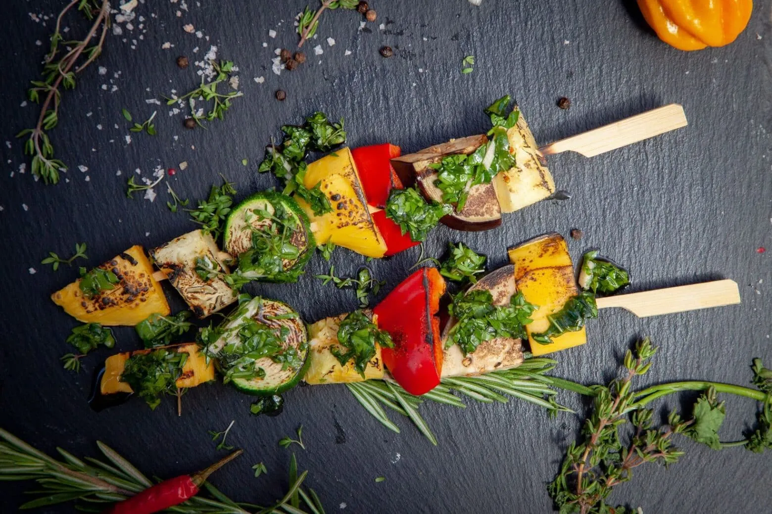 Gemüsespieße mit Früchten