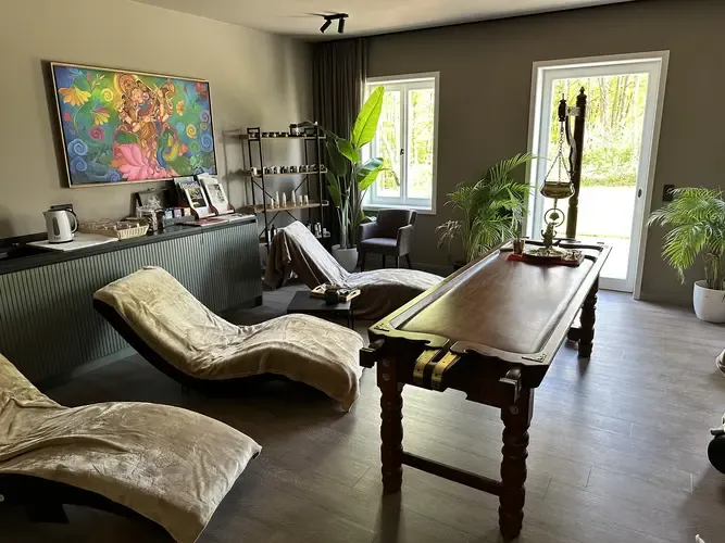 Gemütliche Entspannungsoase mit Büchern und Informationen