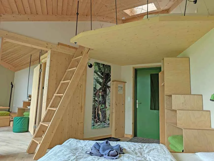 Gemütliche Hochebene im Baumhaus, perfekt für Kinder zum Schlafen unterm Sternenhimmel