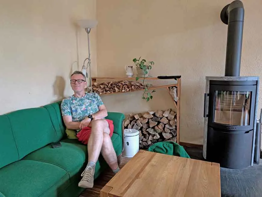 Gemütliche Hotellobby mit Kamin, ideal zum Entspannen im Naturhotel