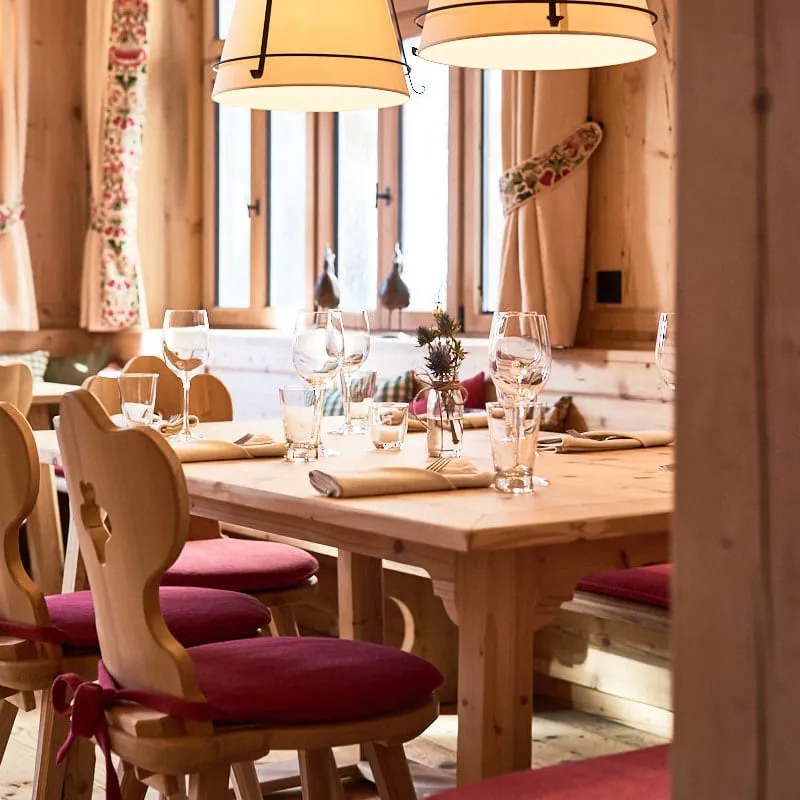 Gemütliche Inneneinrichtung des Gasthofs Linde mit Holztischen und warmem Licht