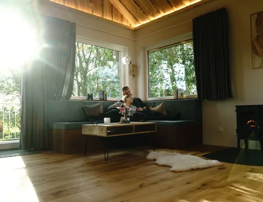 Gemütliche Sofaecke im Baumhaus für entspannte Stunden