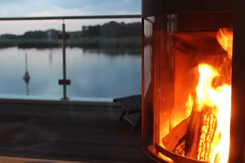 Gemütlicher Kamin in einer Ferienwohnung, ideal für Silvester an der Ostsee