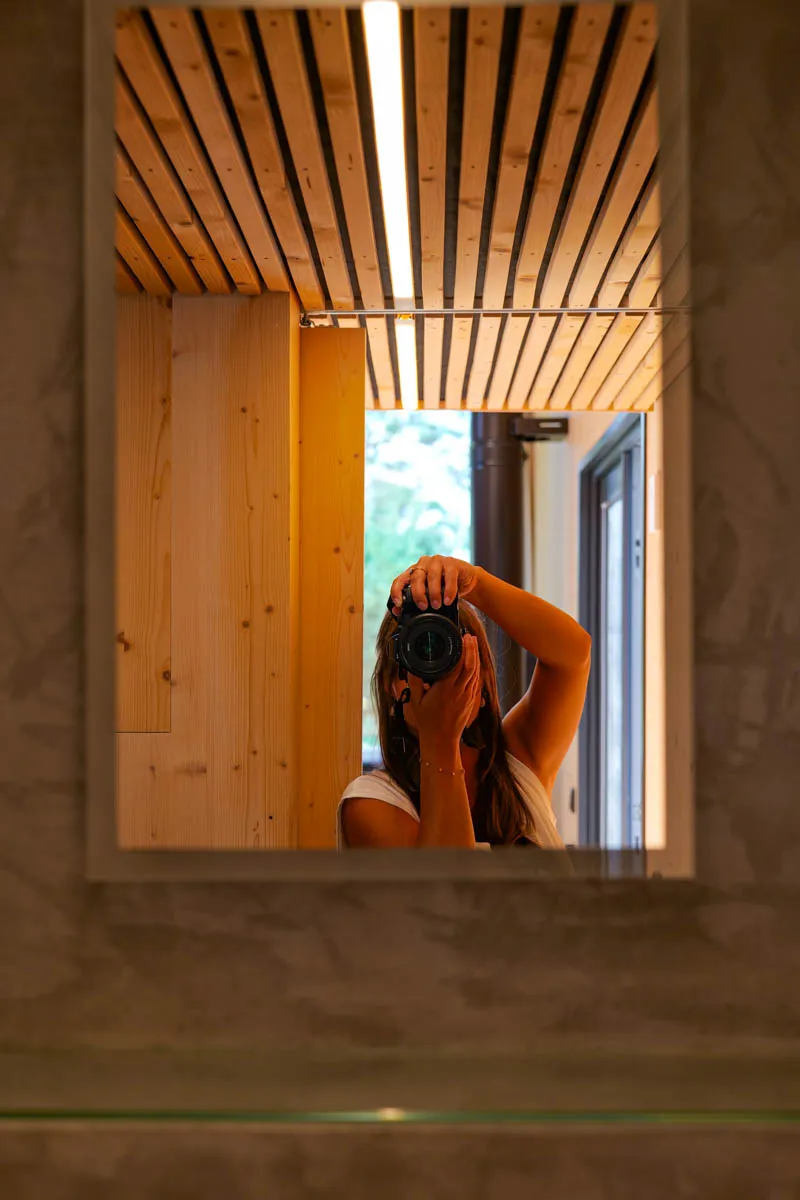 Gemütlicher Schlafbereich im Green Tiny House mit Holzakzenten und Seeblick