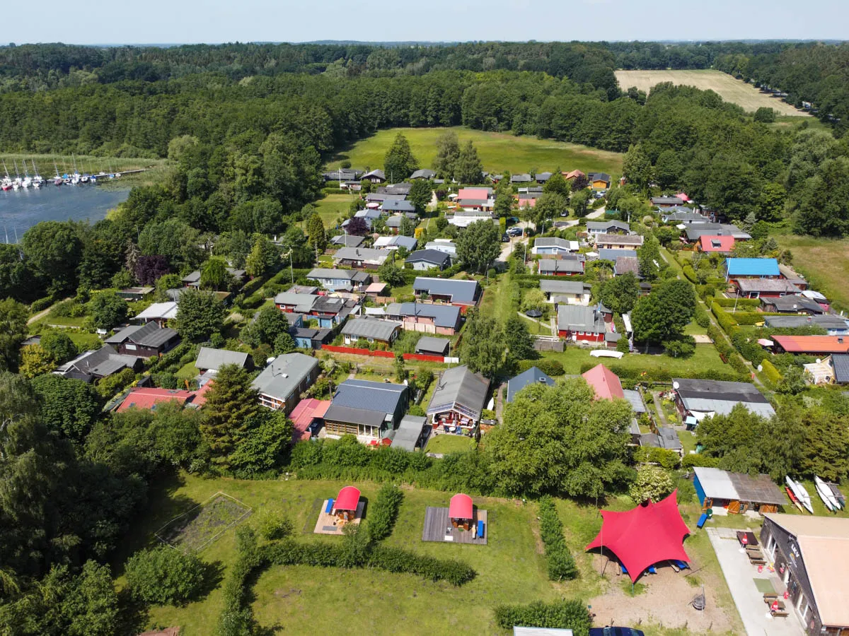 Gemütliches Camping-Fass im Wakenitz-Camp direkt am Fluss