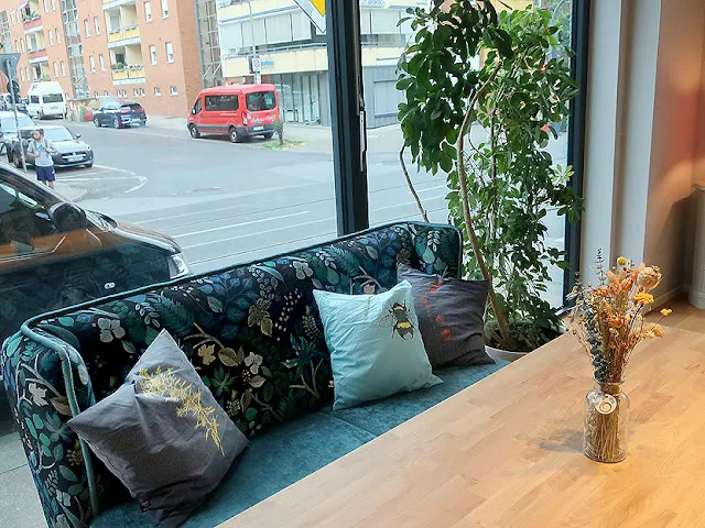 Gemütliches Interieur der Hummelbude Essen mit Trockenblumen und einladender Atmosphäre, perfekt für veganes Fine Dining.