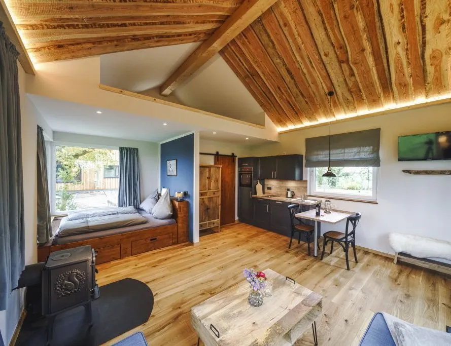 Gemütliches Interieur eines Baumhauses in Norddeutschland