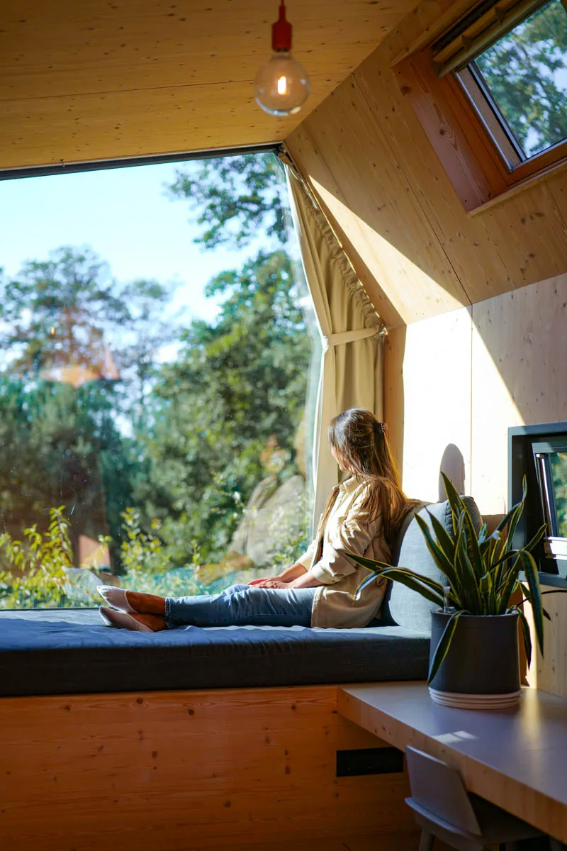 Gemütliches Schlafzimmer im Green Tiny House mit Blick auf den Sternenhimmel