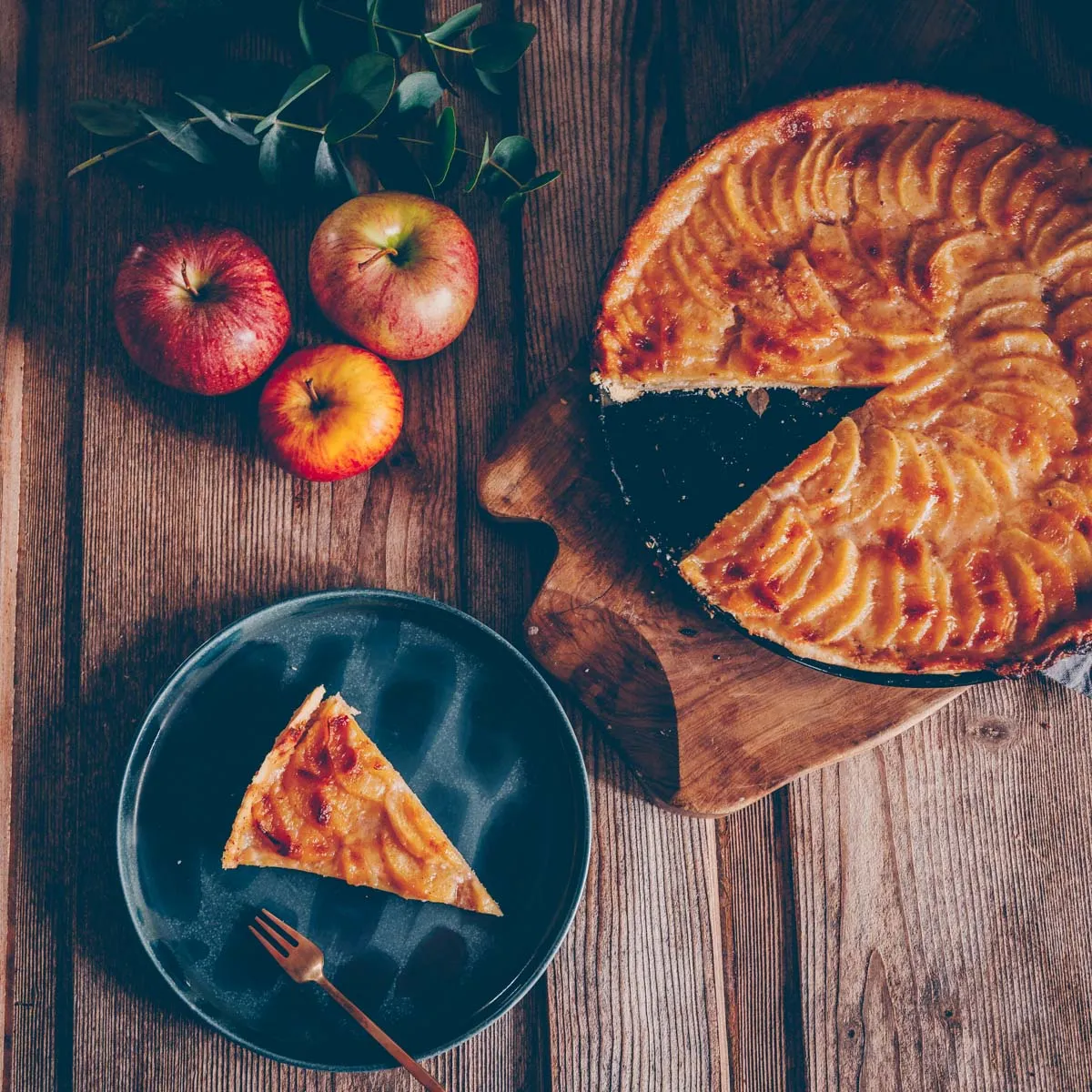 Genuss pur: Ein Stück veganer Apfelkuchen mit Vanilleeis