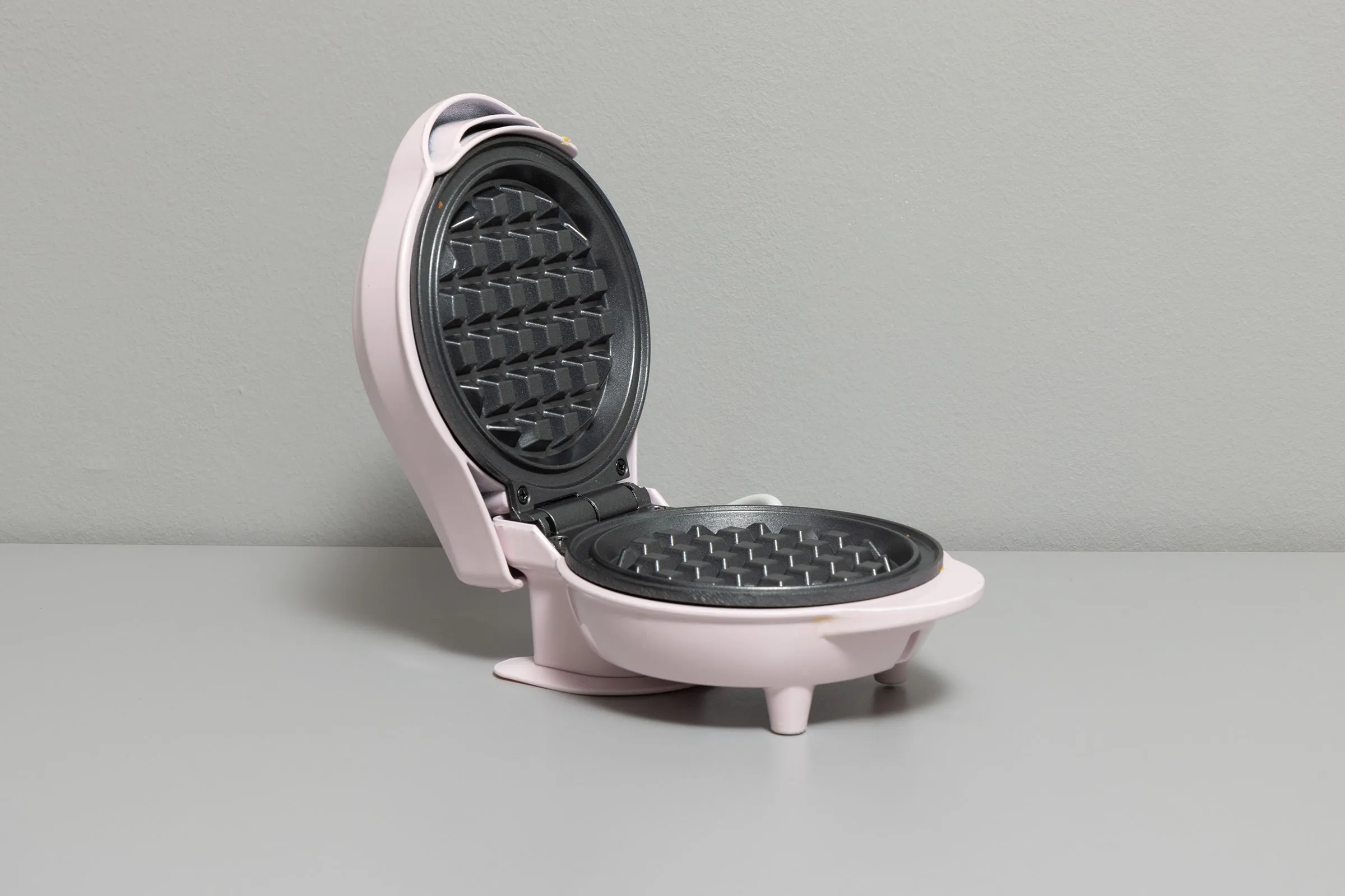 Geöffnetes Bestron AMW500P Waffeleisen mit Teig auf der unteren Heizplatte