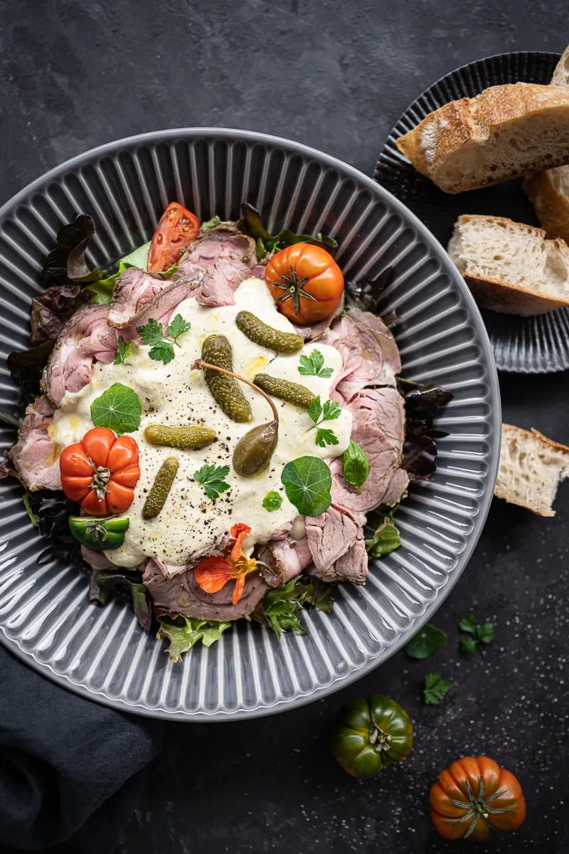 Geräucherte Forelle mit Kalbsrücken und Kapern als Vorspeise angerichtet