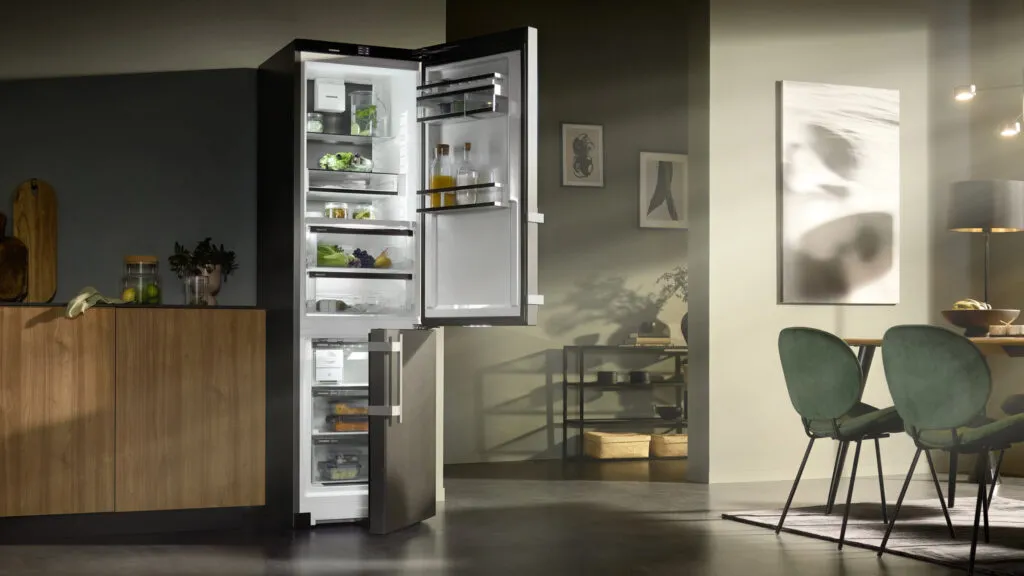 Geräumige Kühl-Gefrierkombination in einer modernen Küche