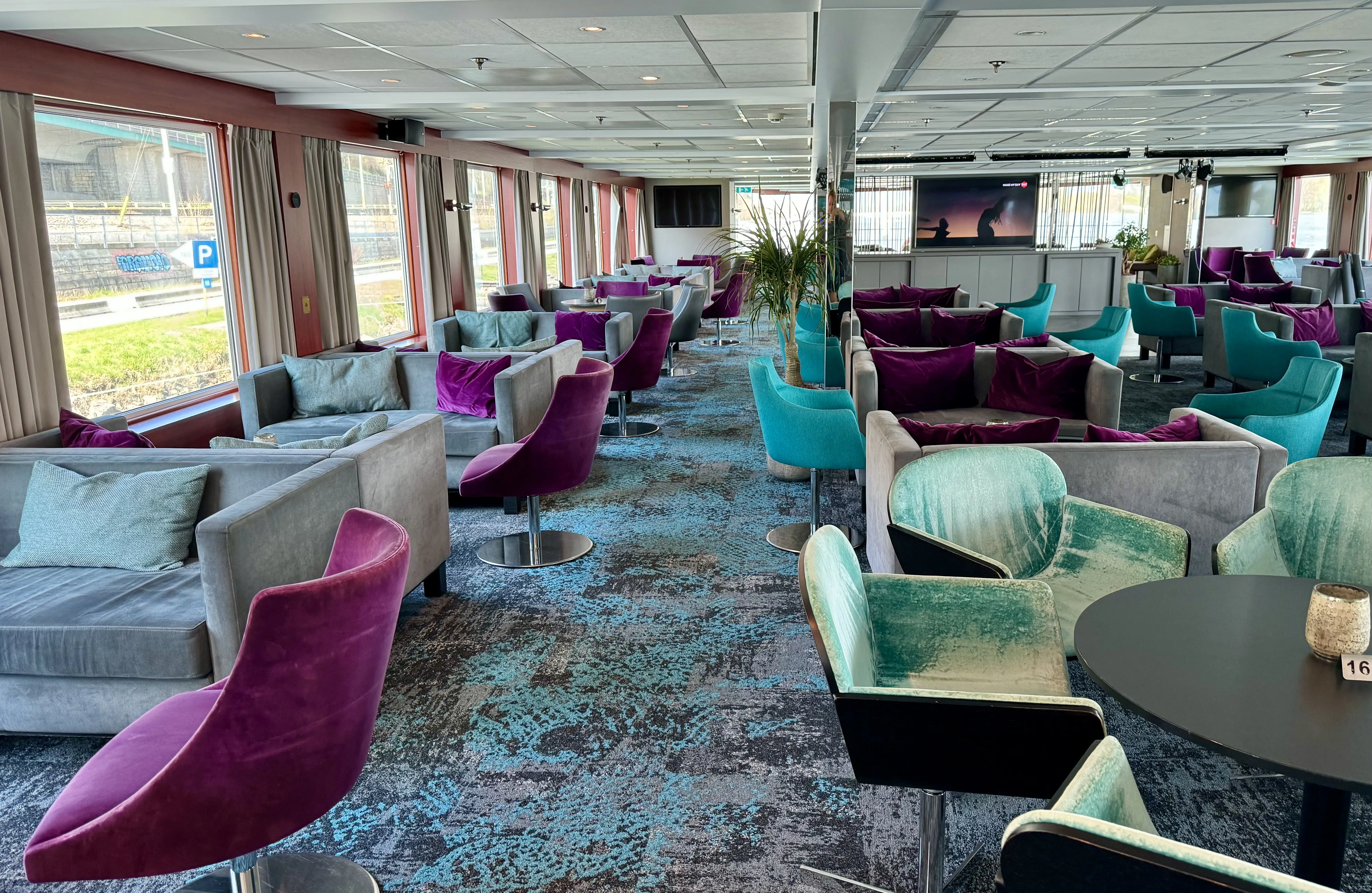 Geräumiger Barbereich an Bord der MS Nestroy, der zum Verweilen und Genießen einlädt