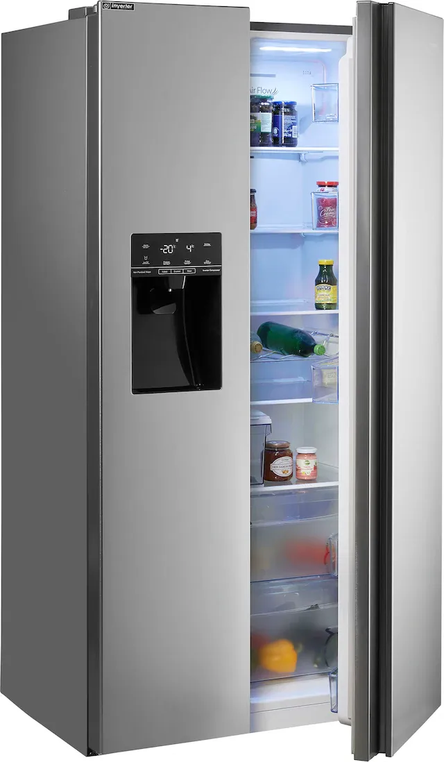 Geräumiger Side-by-Side-Kühlschrank mit Edelstahlfront in moderner Küche