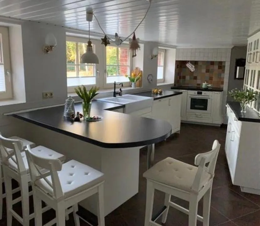 Geräumiger Wohnbereich einer Royal Whirlpool Suite mit direkter Zugang zur Terrasse