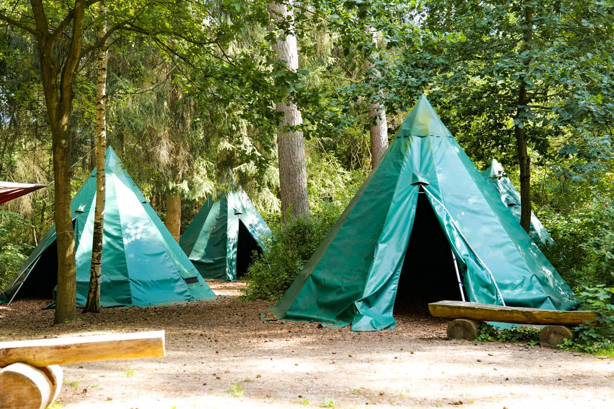 Geräumiges Tipi-Interieur im Schaalsee-Camp mit mehreren Schlafplätzen