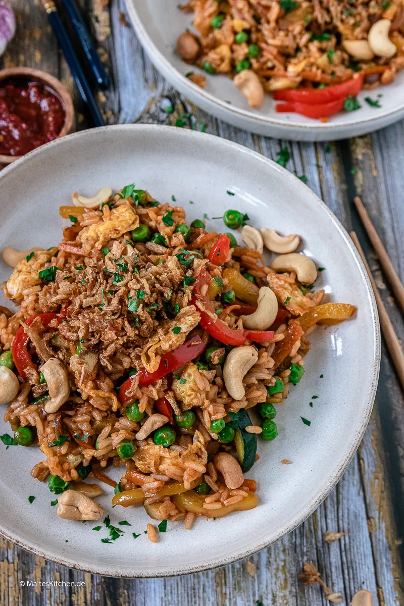 Gerichtetes indonesisches Reisgericht mit frischen Röstzwiebeln und grünem Lauch