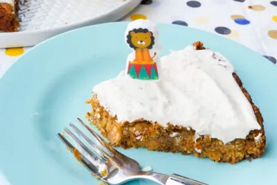 Geriebene Möhren und Apfel mit Rosinen