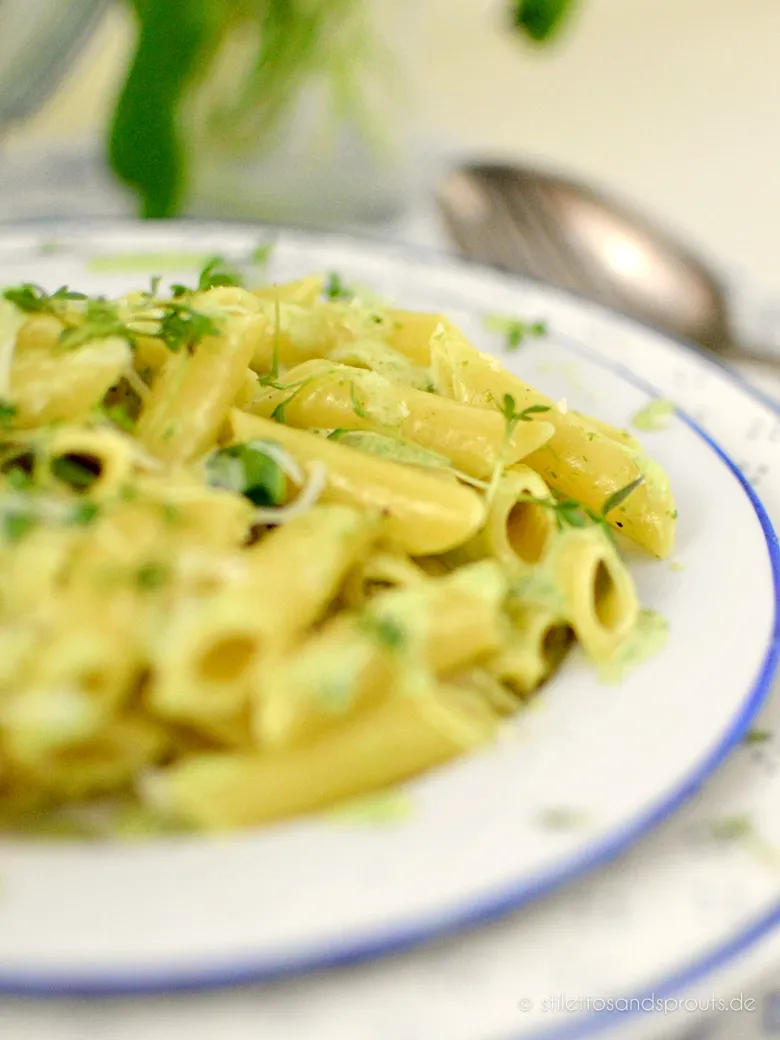 Geriebener Parmesan über dampfender Bärlauch Pasta