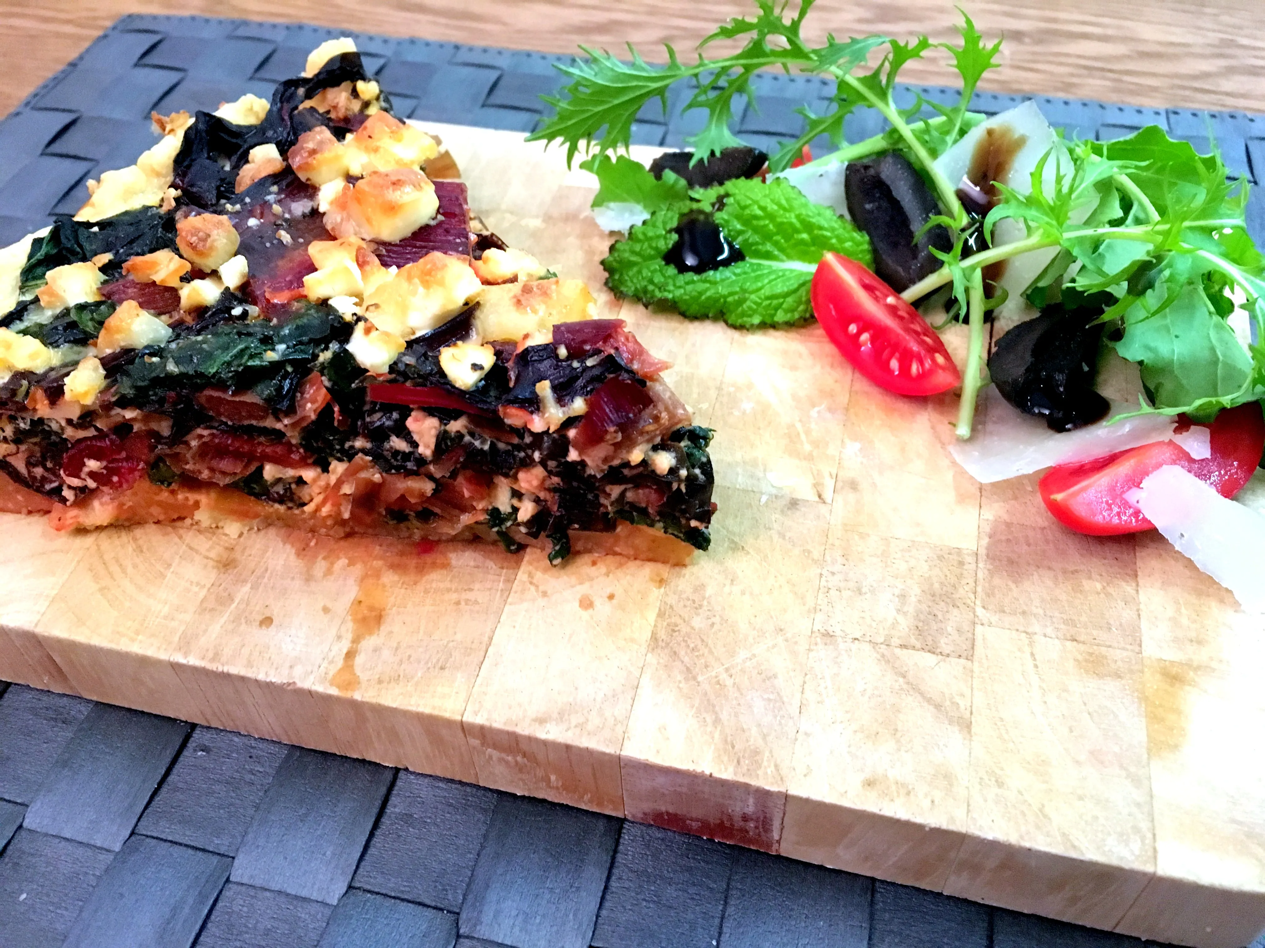 Geriebener Roccolo-Käse als letzte Schicht auf der Quiche