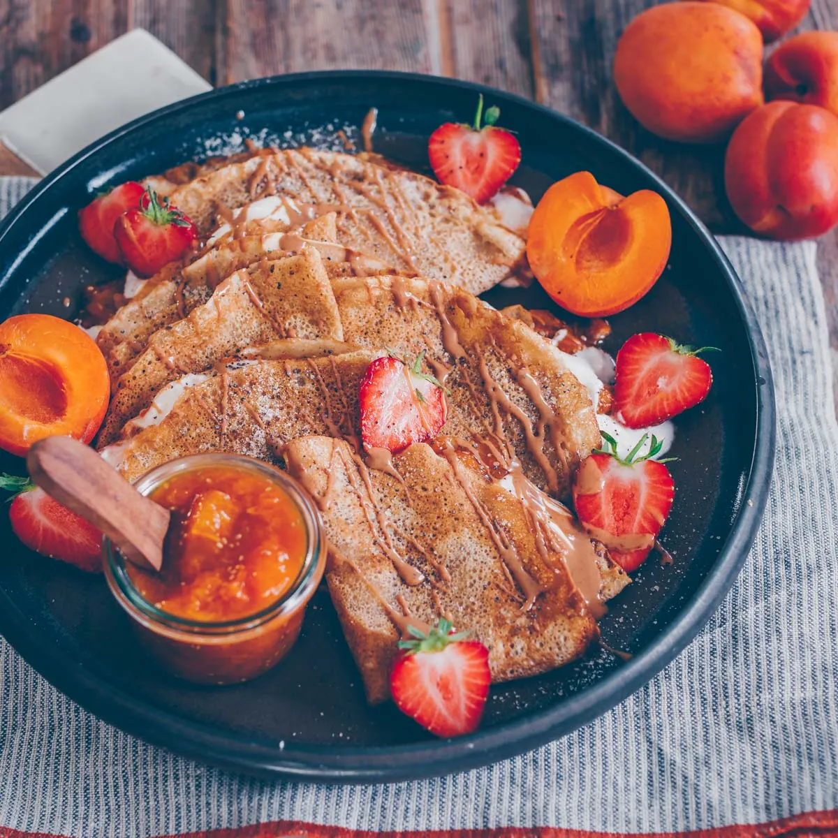 Gerollte Crêpes, bereit zum Servieren, zeigen die Vielseitigkeit dieses einfachen Crêpe Rezepts.