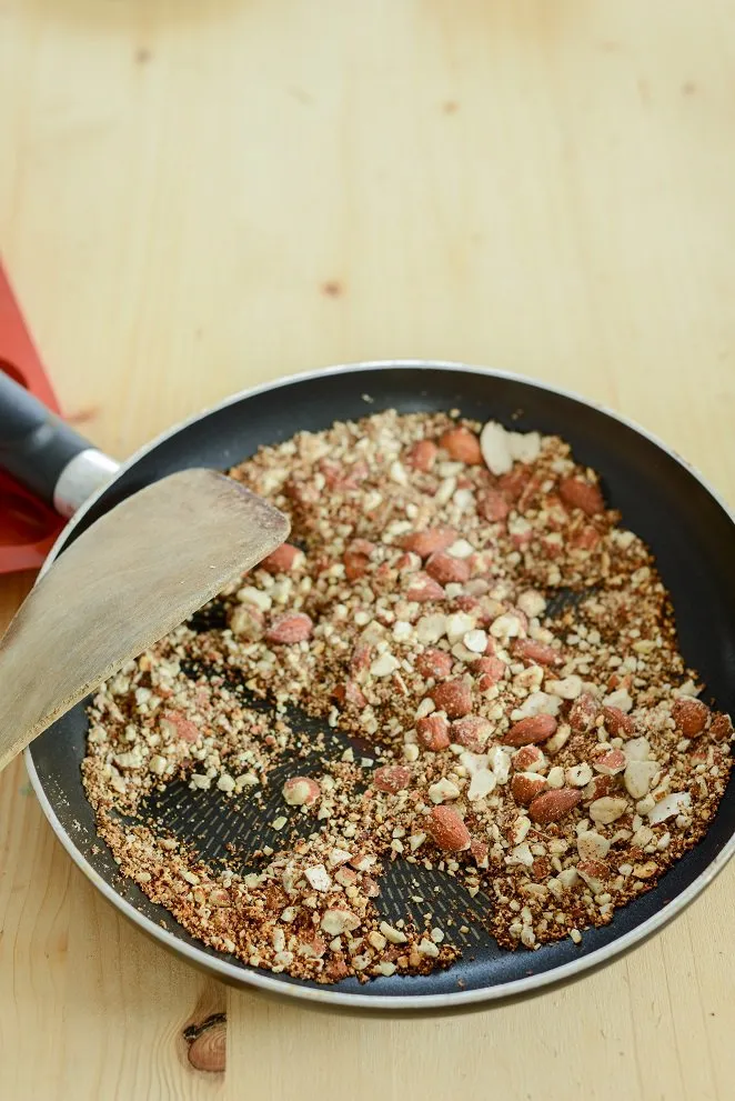 Geröstete Mandeln in der Pfanne, um ihr volles Aroma für das Florentiner Rezept zu entfalten.