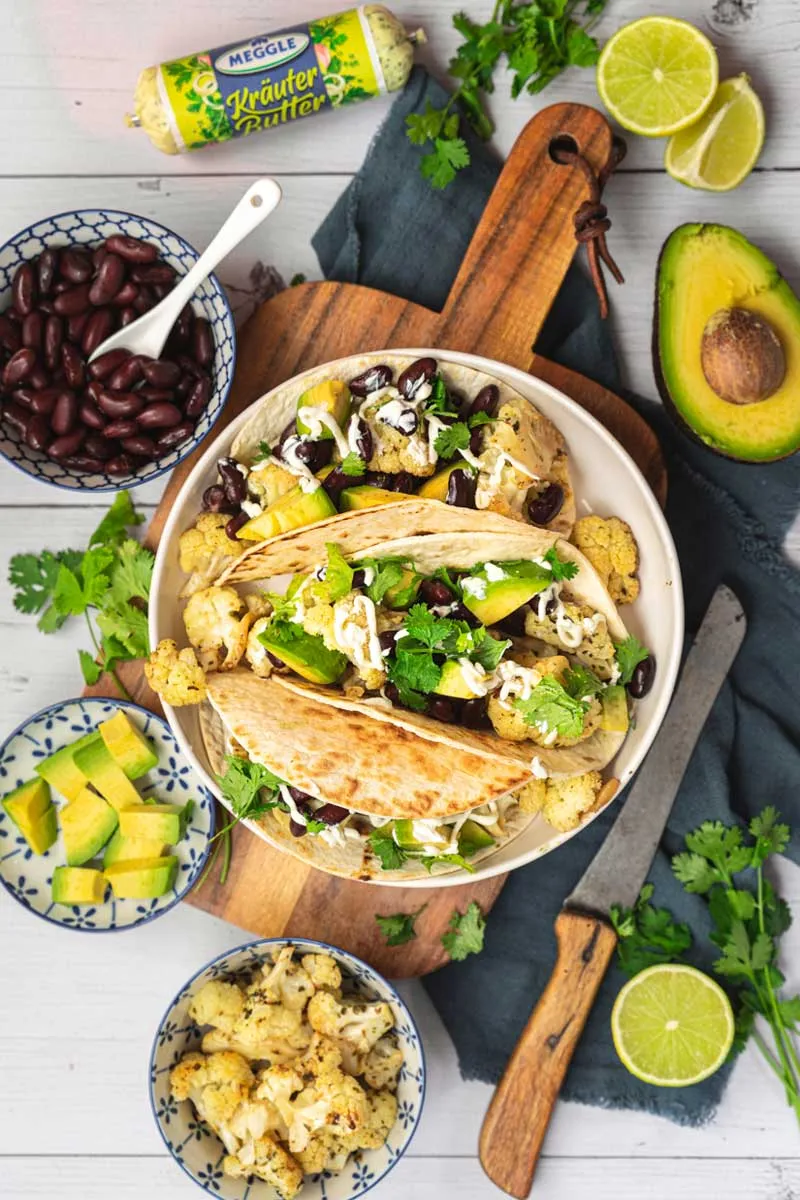 Gerösteter Blumenkohl in Taco-Schalen mit Avocado und Bohnen