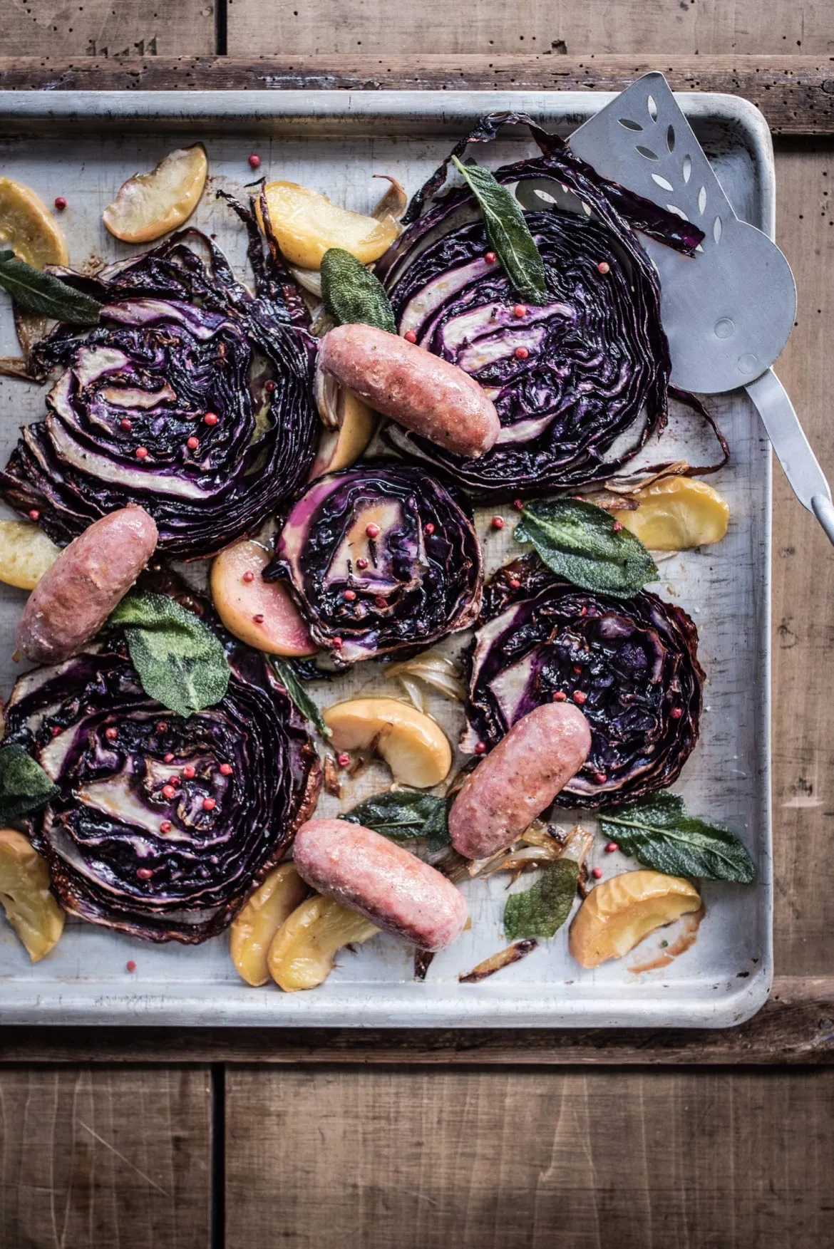 Gerösteter Rotkohl vom Blech mit Apfel, Salbei und Salsiccia