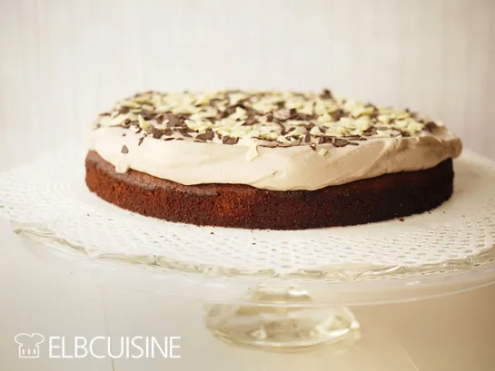 Gesamtansicht der frisch gebackenen Amarettini-Schoko-Sahne-Torte vor dem Anschneiden.