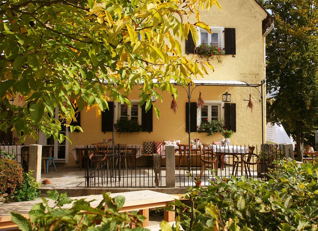 Gesamtansicht des Bräustüberl Schönbrunn bei Nacht