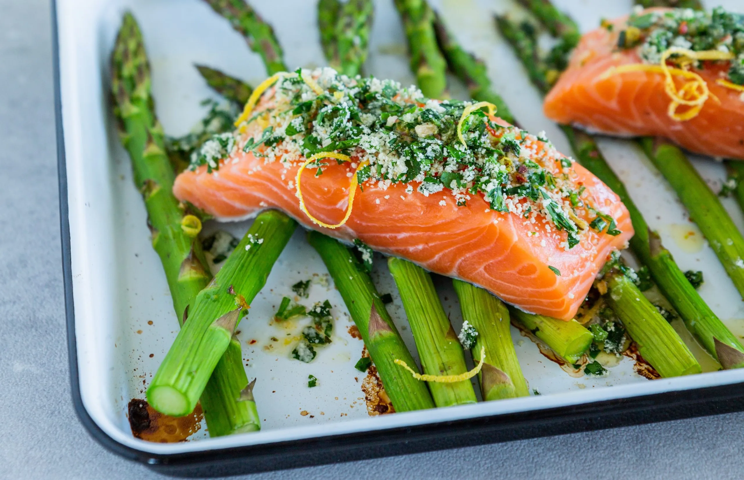 Gesamtansicht des Gerichts: Ofenlachs und Zitronen-Spargel servierfertig