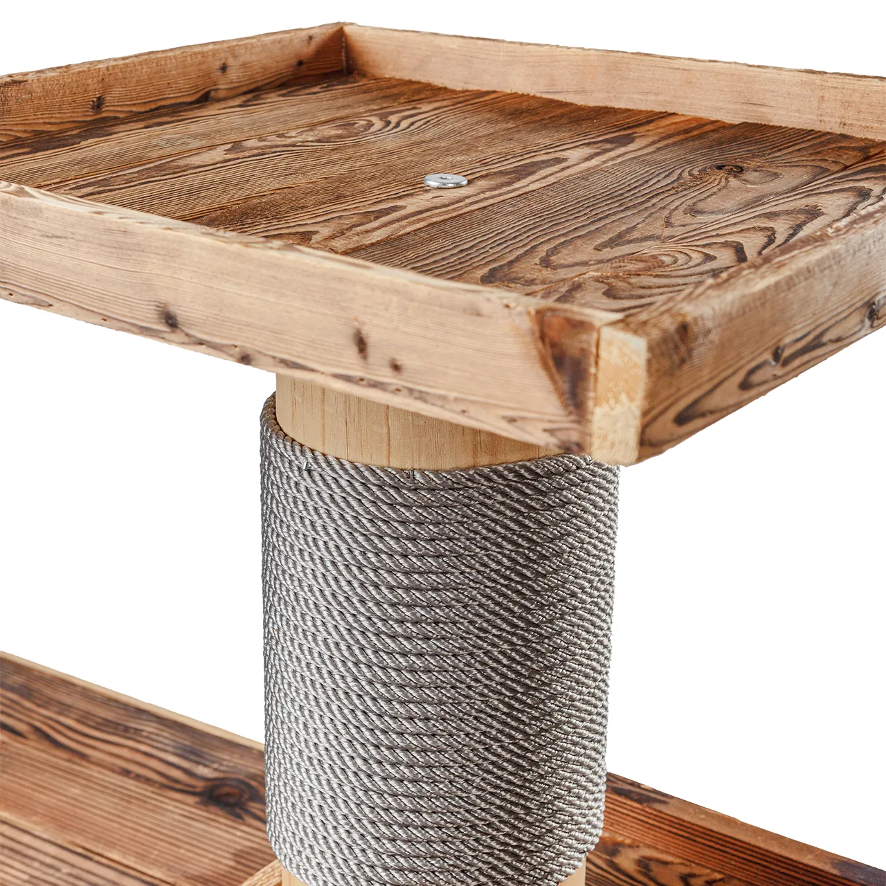 Gesamtansicht des Outdoor Kratzbaums Woody mit Katze auf oberster Ebene