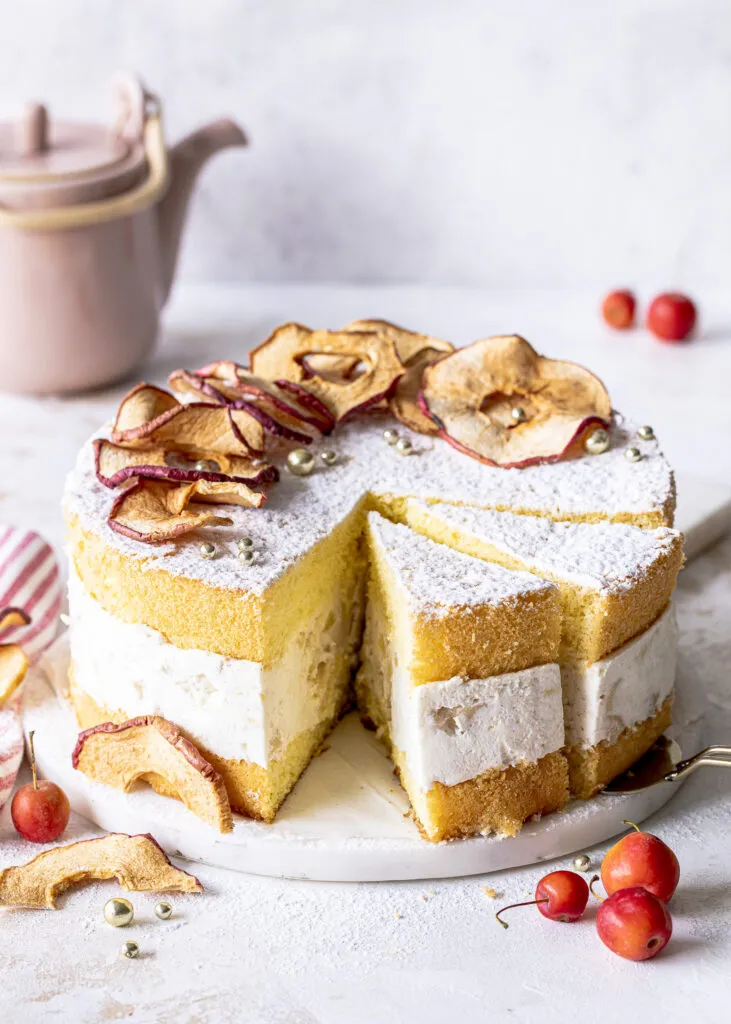 Gesamtaufnahme einer Bratapfel Sahne Torte mit weißer Creme und Bratapfelstücken, ideal als Wintertorte oder Weihnachtskuchen