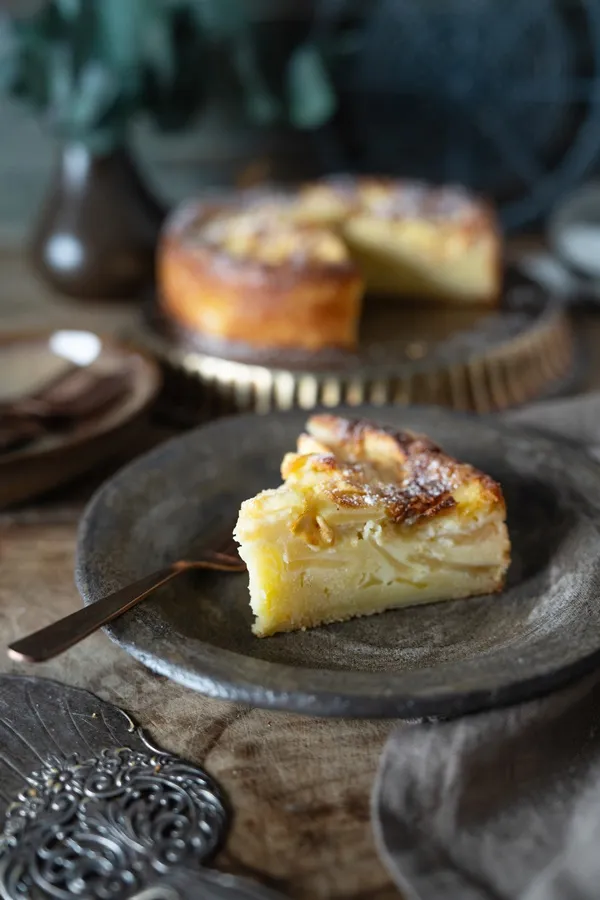Gesamter französischer Apfelkuchen nach dem Backen, bestäubt mit feinem Puderzucker