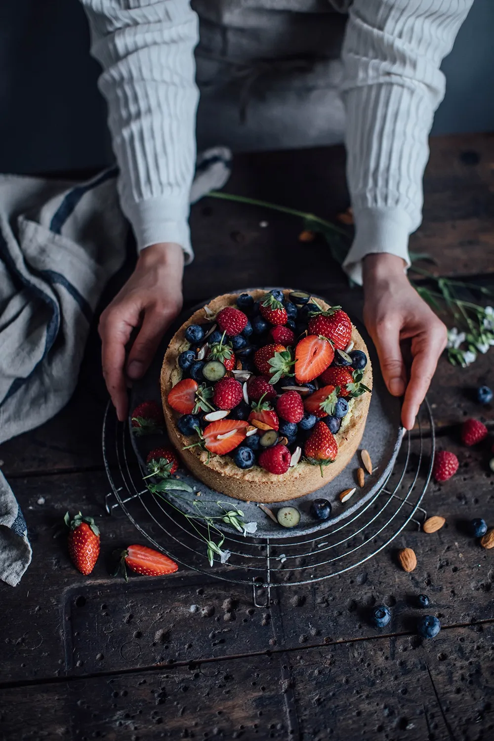 Gesamter veganer Käsekuchen mit frischen Früchten als Topping