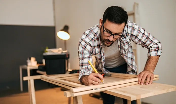 Geschäftsführer am Schreibtisch, der über die Betrieb PLUS Ablebensversicherung der Generali nachdenkt