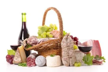 Geschenkkorb mit Zutaten für Lieblingsessen als personalisiertes Reisegeschenk