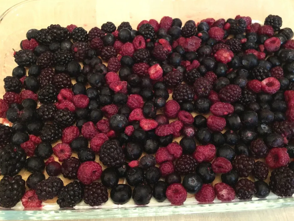 Geschichtete Spekulatius-Quark-Sahne-Torte vor dem Kühlen