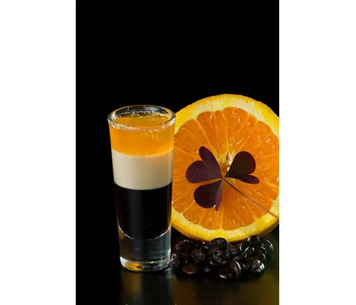 Geschichteter B52 Shortdrink mit den typischen Lagen aus Kahlúa, Baileys und Grand Marnier, bereit zum Flambieren.