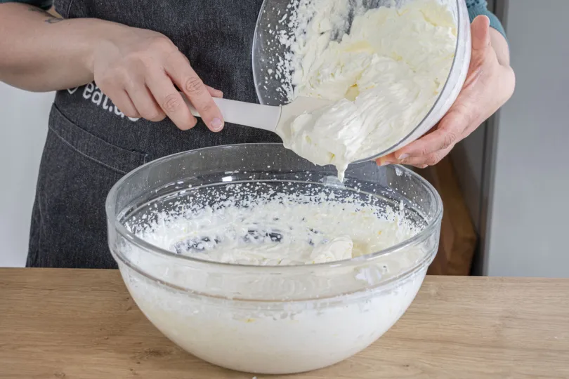 Geschlagene Sahne vorsichtig unter die Quarkmasse heben