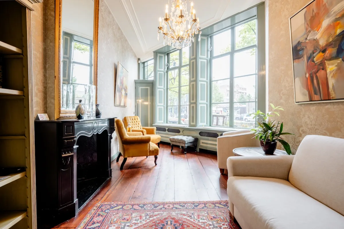 Geschmackvoll eingerichtetes Wohnzimmer in einem historischen Kanalhaus in einer norddeutschen Stadt