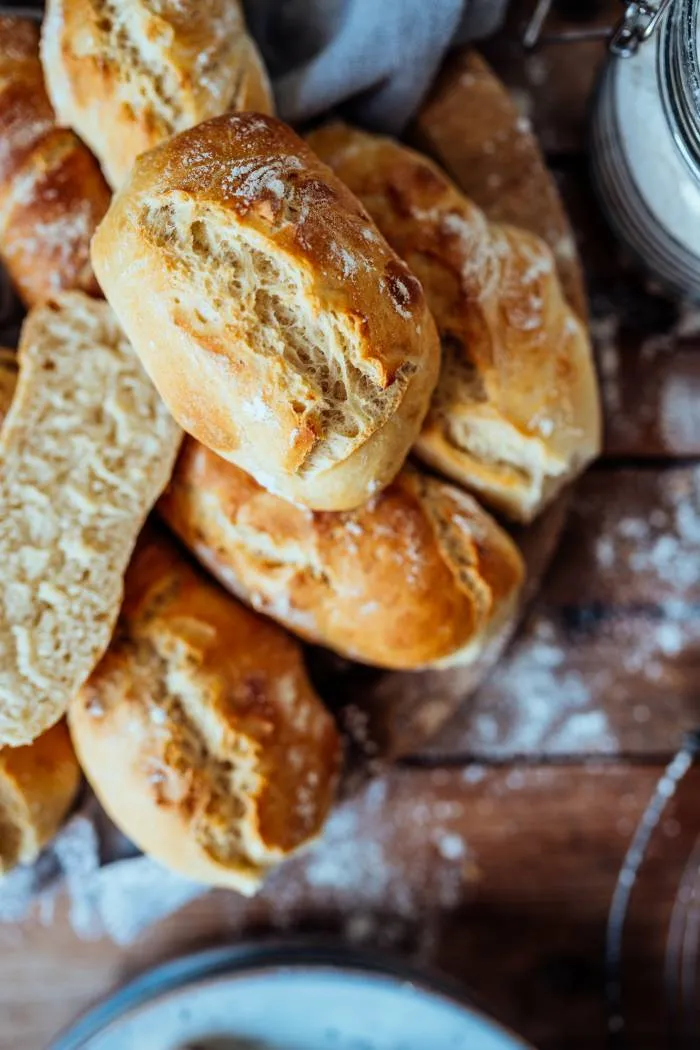 Geschmackvolle Baguette Brötchen mit Kräutern und Aufschnitt belegt
