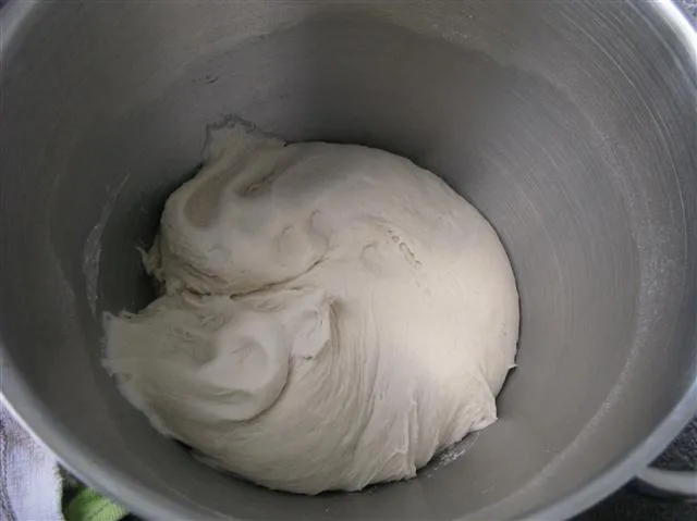 Geschmeidiger Brötchenteig mit feinen Luftbläschen nach der ersten Gehzeit