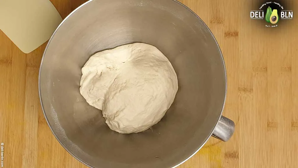 Geschmeidiger und elastischer Teig für Omas DDR Brötchen bereit zum Gehen