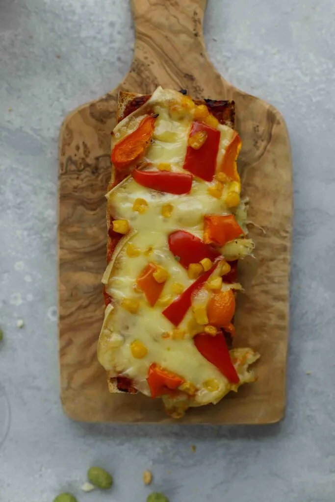 Geschmolzenes Raclette-Baguette mit Paprika als herzhafter Apéro