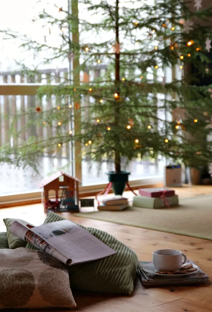 Geschmückter Weihnachtsbaum mit handgemachten Sternen