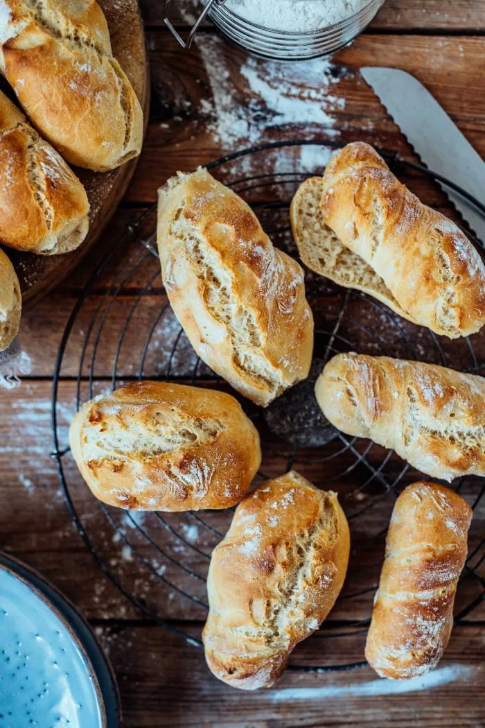 Geschnittene Baguette Brötchen, servierfertig auf einem Brett