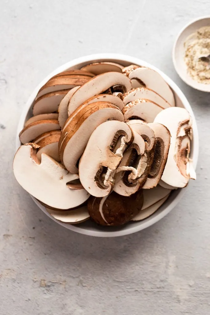 Geschnittene Portobello-Pilze in einer weißen Schüssel
